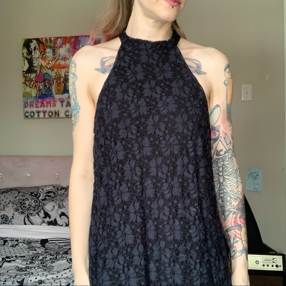 Lace flower overlay dress with open back 🖤 - Picture 5 of 12